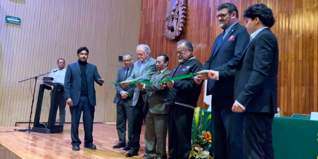 Antonio Romero, director de la UPIICSA, los académicos Abel Muñoz de Luna y Martín López y Nicolás Rosales Pallares, presidente de la AMTM, en la inauguración de la 13° Expo Conecta Transporte, el director. 