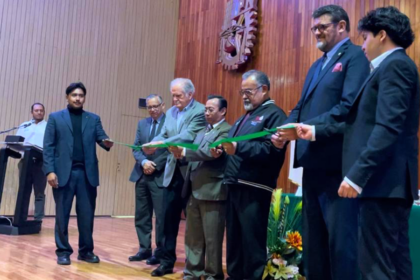 Antonio Romero, director de la UPIICSA, los académicos Abel Muñoz de Luna y Martín López y Nicolás Rosales Pallares, presidente de la AMTM, en la inauguración de la 13° Expo Conecta Transporte, el director.