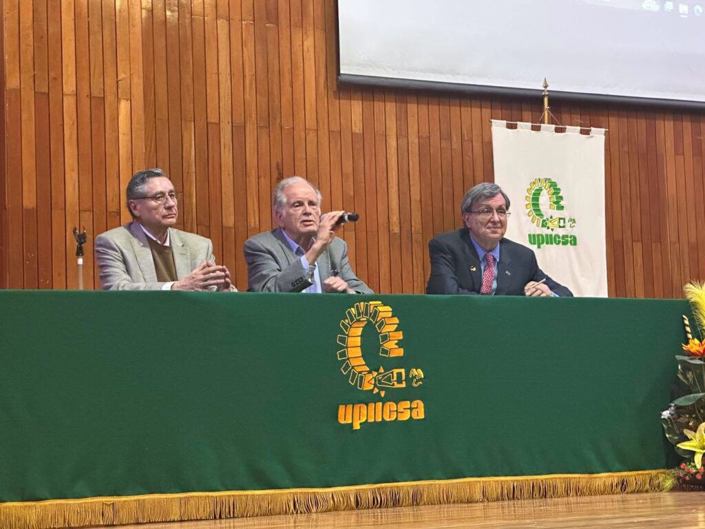 El académico Oscar Turcott, Abel Muñoz de Luna y Ángel Molinero durante el panel "50 años moviendo cargas, vidas y destinos" en la 13 Expo Conecta Transporte 