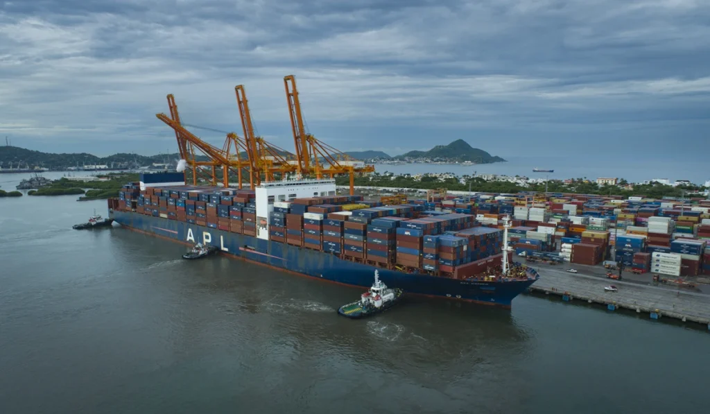 Aumenta-11-movimiento-de-contenedores-en-Puerto-de-Manzanillo-factor-automotor