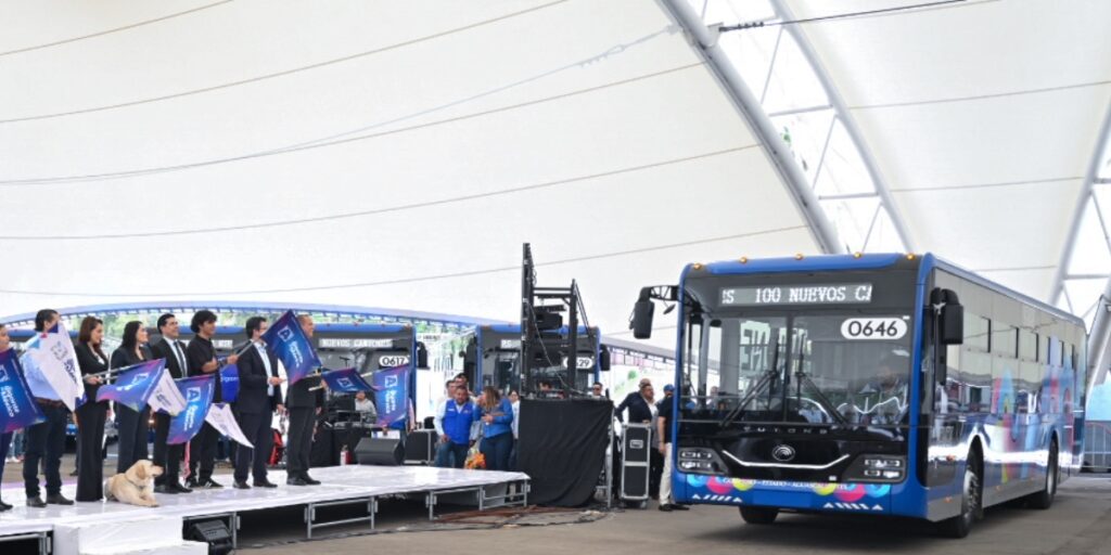 La gobernadora Tere Jiménez dio el banderazo de salida de los primeros 100 autobuses.