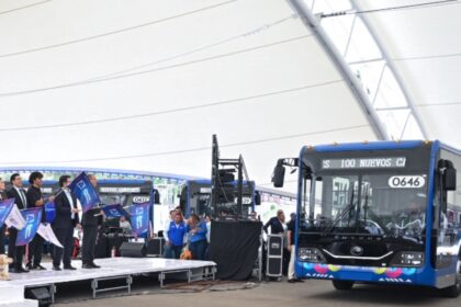 La gobernadora Tere Jiménez dio el banderazo de salida de los primeros 100 autobuses.