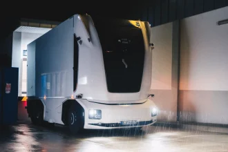 Colaboraciones-estrategicas-aceleran-transporte-autonomo-de-carreteras-Einride-factor-automotor