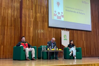 Ejecutivos de DHL en Expo Conecta Transporte de UPIICSA