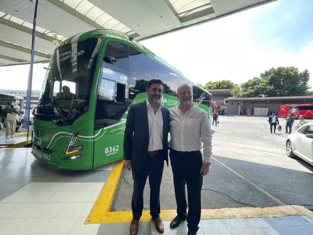 José Miguel Díaz, gerente de Estrella de Oro, y Rafael Kaisel, presidente de Volvo México.
