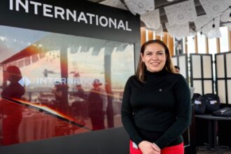 Descubre cómo Alejandra Cortés transformará International Motors con su visión por la sostenibilidad y el talento en Recursos Humanos.