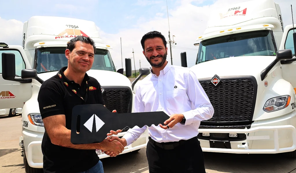 International-entrega-el-LT-S13-numero-150-a-Grupo-MexAmerik-la-flota-reporta-97-de-disponibilidad-Pablo-Ocampo-Merino-Rafael-Alvarenga-Factor-automotor