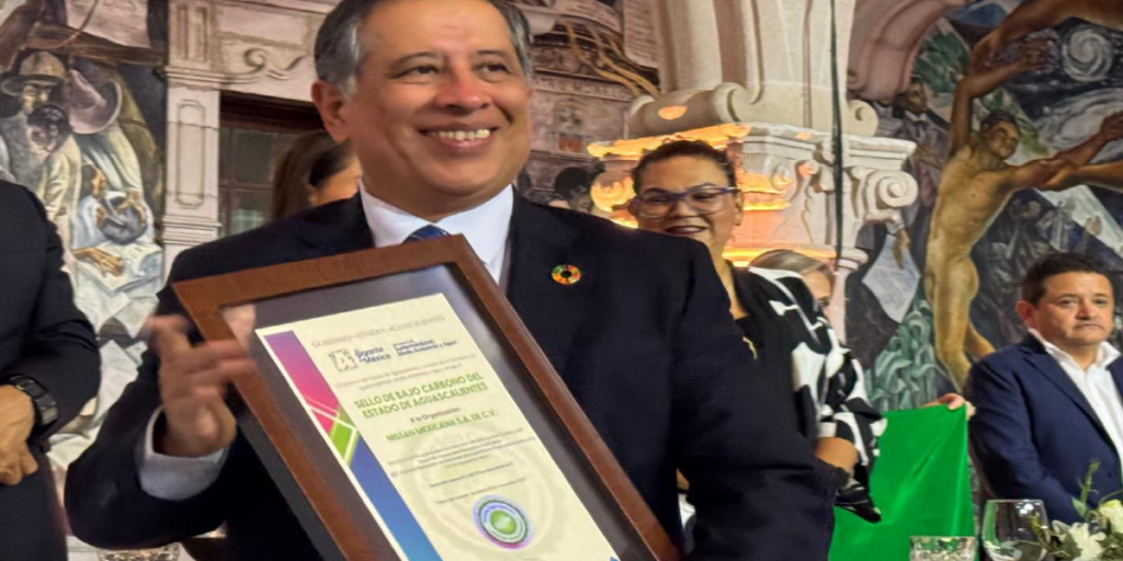 Marco Ribera, gerente senior de Estrategia Ambiental de Nissan Mexicana, fue el encargado de recibir la distinción en representación de la empresa.