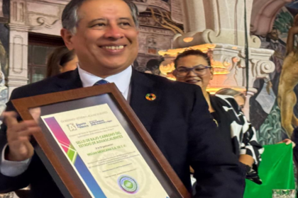 Marco Ribera, gerente senior de Estrategia Ambiental de Nissan Mexicana, fue el encargado de recibir la distinción en representación de la empresa.