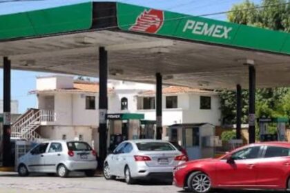 Pemex firma acuerdo con UIF contra robo de hidrocarburos