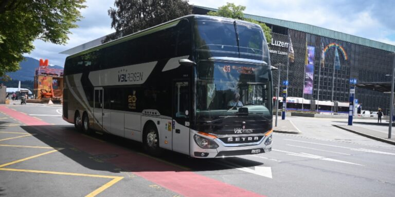 Daimler Buses conecta Lucerna y Altdorf en sólo 45 minutos con el nuevo Setra S 531 DT 