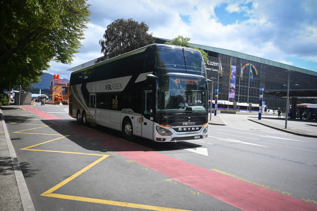 El autobús privilegia la comodidad en el transporte de pasajeros.