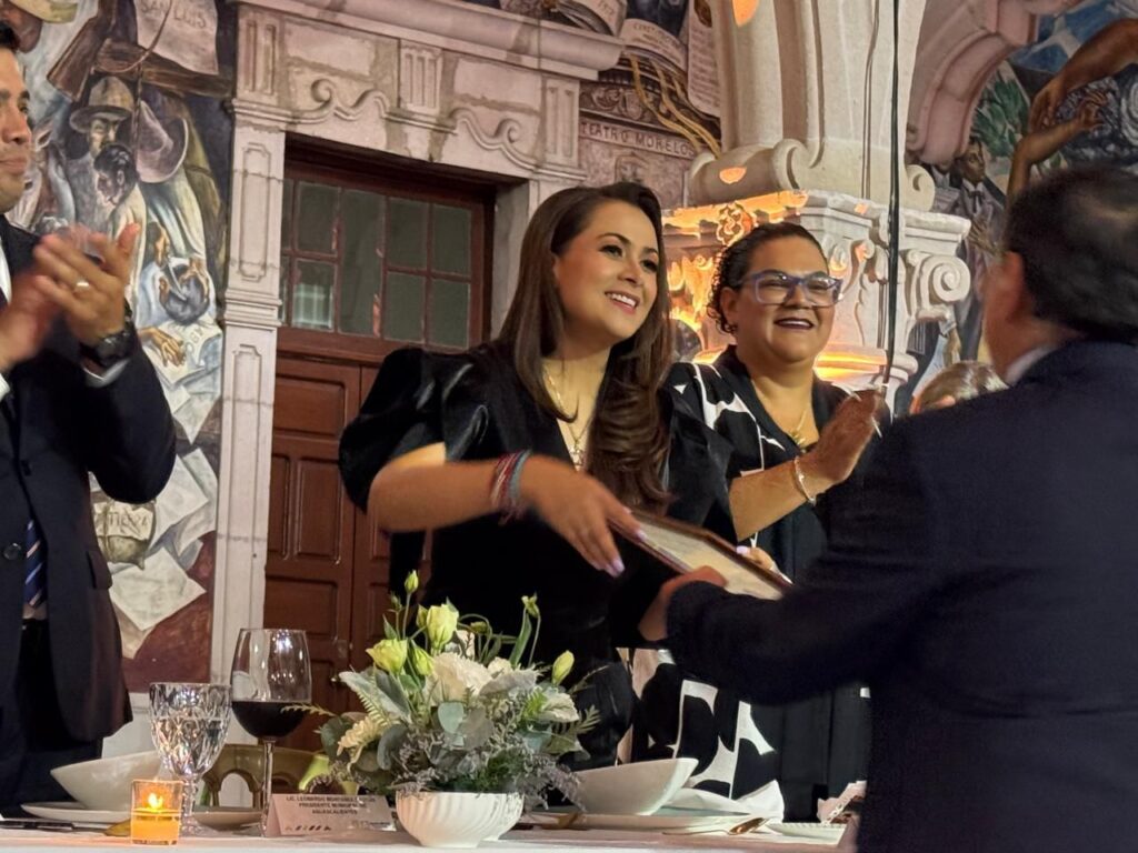 La gobernadora de Aguascalientes, Tere Jiménez, entregó los reconocimientos.
