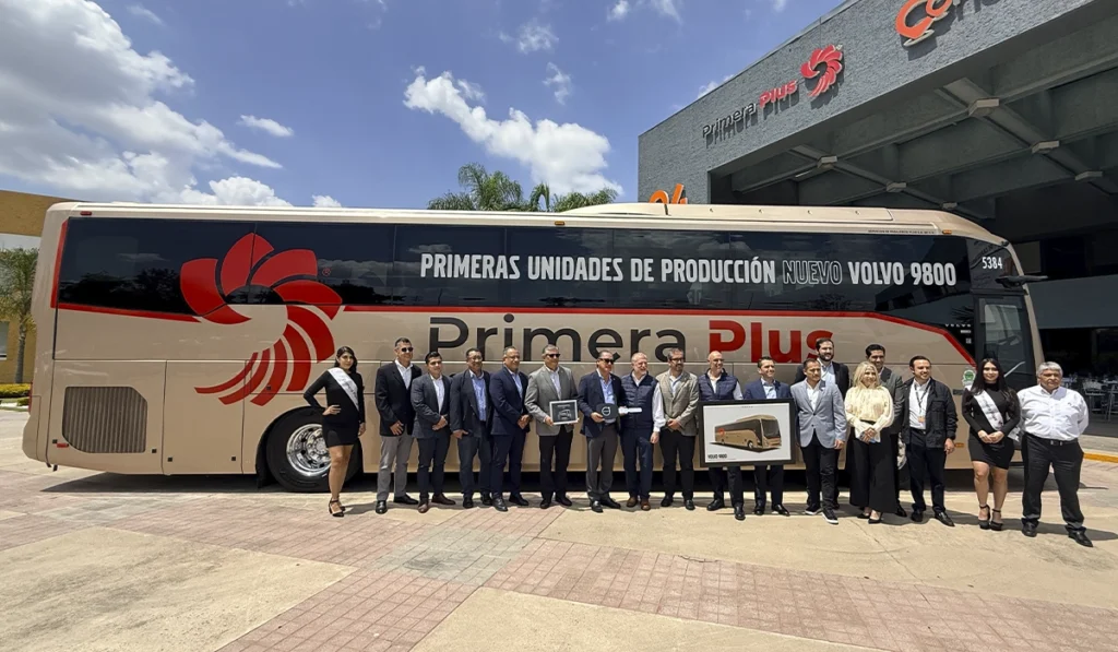 Volvo-Buses-entrega-la-nueva-generacion-del-9800-a-Grupo-Flecha-Amarilla-Primera-Plus-restrenara-26-unidades-Factor-Automotor.