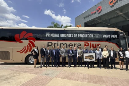 Volvo-Buses-entrega-la-nueva-generacion-del-9800-a-Grupo-Flecha-Amarilla-Primera-Plus-restrenara-26-unidades-Factor-Automotor.
