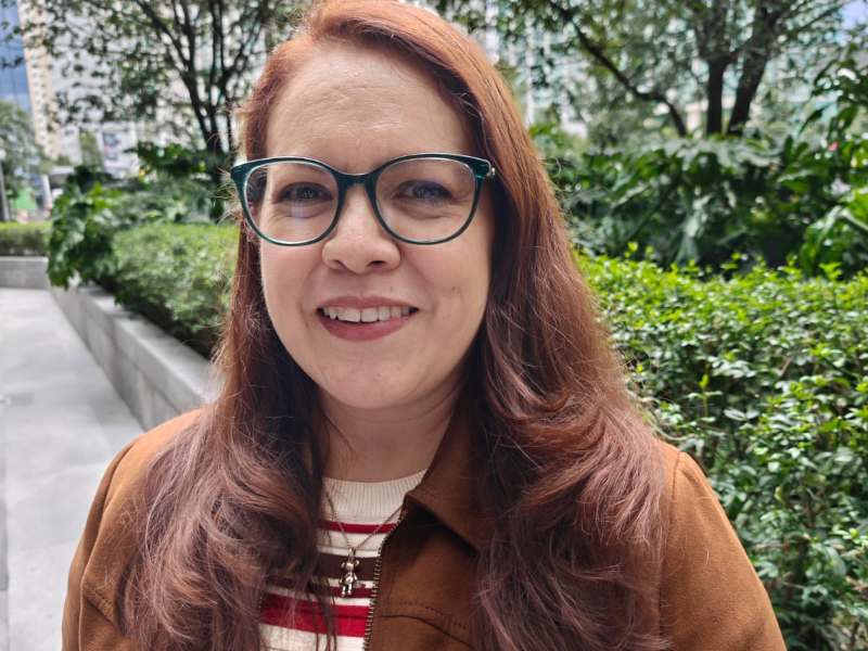 Zolveing Zúñiga, nueva gerente de Relaciones Públicas y Comunicación de GWM México, sonriendo en un entorno al aire libre.