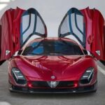 Vista frontal del nuevo vehículo conceptual deportivo de Alfa Romeo en color rojo con puertas abiertas en forma de ala de gaviota.