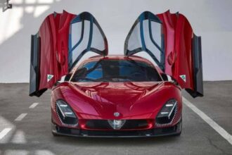 Vista frontal del nuevo vehículo conceptual deportivo de Alfa Romeo en color rojo con puertas abiertas en forma de ala de gaviota.