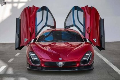 Vista frontal del nuevo vehículo conceptual deportivo de Alfa Romeo en color rojo con puertas abiertas en forma de ala de gaviota.