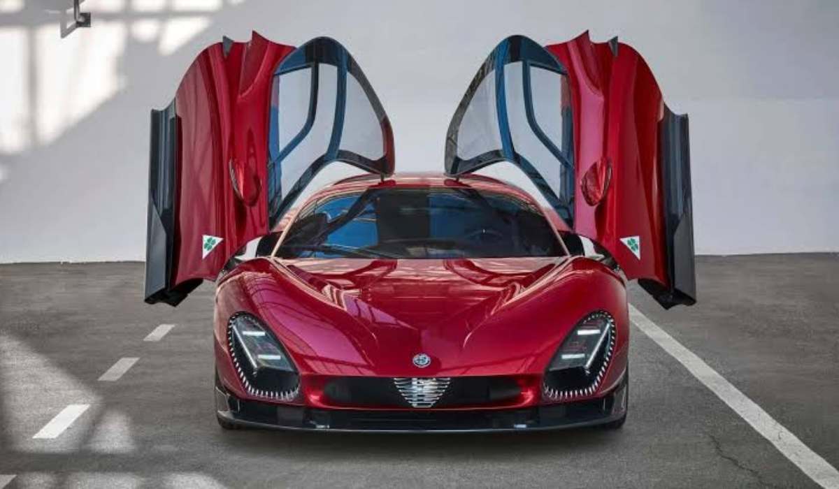 Vista frontal del nuevo vehículo conceptual deportivo de Alfa Romeo en color rojo con puertas abiertas en forma de ala de gaviota.