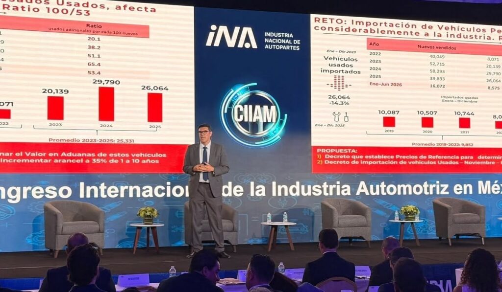 Rogelio Arzate, presidente ejecutivo de la ANPACT, durante su presentación sobre el panorama de vehículos pesados en el CIIAM 2026.