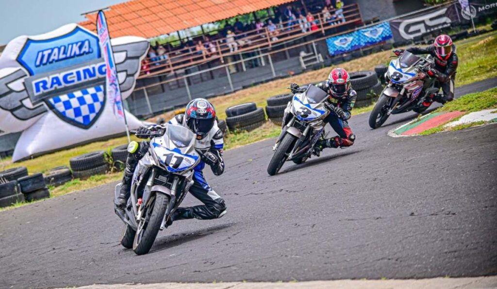 Tres jóvenes pilotos inclinándose en una curva del circuito durante la tercera fecha del Campeonato Talento ITALIKA JR en Cuautla, Morelos.