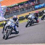 Tres jóvenes pilotos inclinándose en una curva del circuito durante la tercera fecha del Campeonato Talento ITALIKA JR en Cuautla, Morelos.