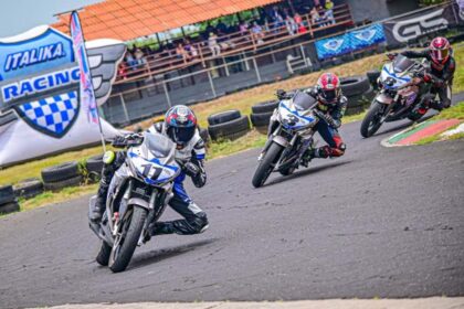 Tres jóvenes pilotos inclinándose en una curva del circuito durante la tercera fecha del Campeonato Talento ITALIKA JR en Cuautla, Morelos.