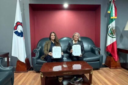Nazareth Black, CEO de ZACUA, y la Dra. Lulú Medina Ortega, presidenta de CANACINTRA, sosteniendo el convenio de colaboración firmados en una oficina corporativa.