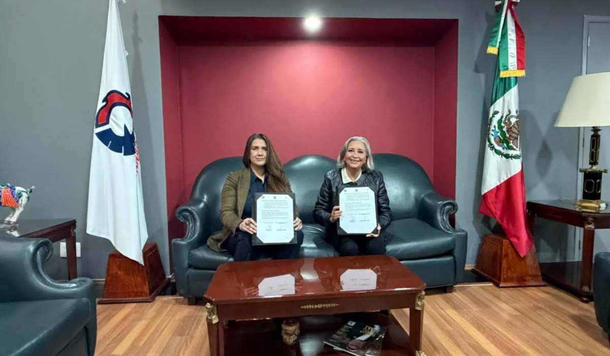Nazareth Black, CEO de ZACUA, y la Dra. Lulú Medina Ortega, presidenta de CANACINTRA, sosteniendo el convenio de colaboración firmados en una oficina corporativa.