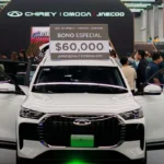 SUV blanca de Chirey con puertas abiertas y un cartel de bono especial en el parabrisas exhibida en el stand de ExpoAuto Estrenos 2026.