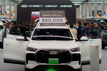 SUV blanca de Chirey con puertas abiertas y un cartel de bono especial en el parabrisas exhibida en el stand de ExpoAuto Estrenos 2026.