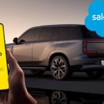 Mano sosteniendo un smartphone con la aplicación de Mercado Libre Negocios frente a una SUV GAC GS7 gris con la nube de Salesforce de fondo.