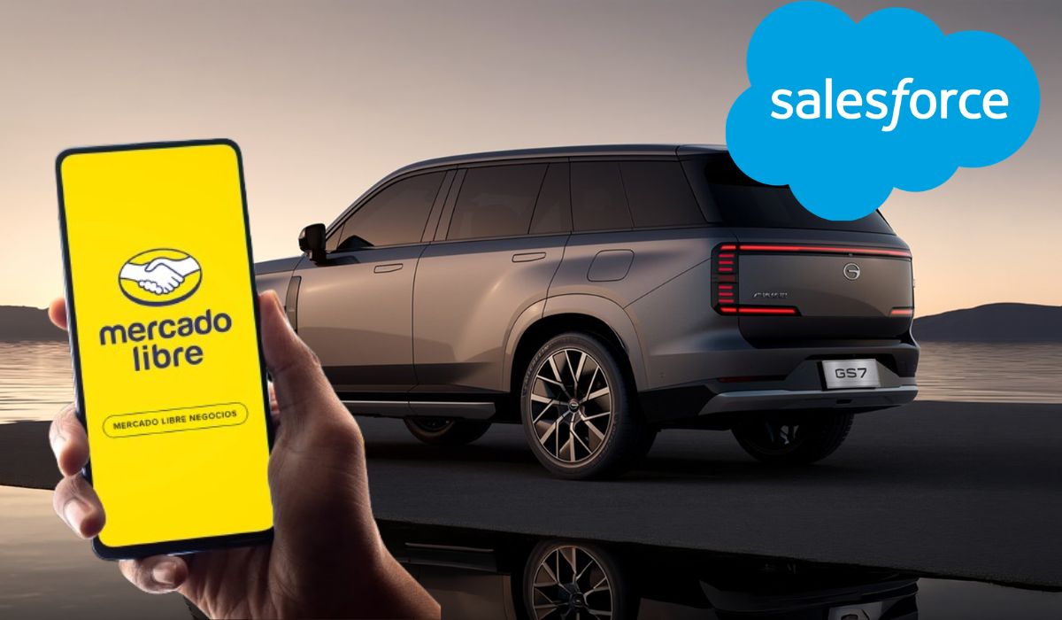 Mano sosteniendo un smartphone con la aplicación de Mercado Libre Negocios frente a una SUV GAC GS7 gris con la nube de Salesforce de fondo.