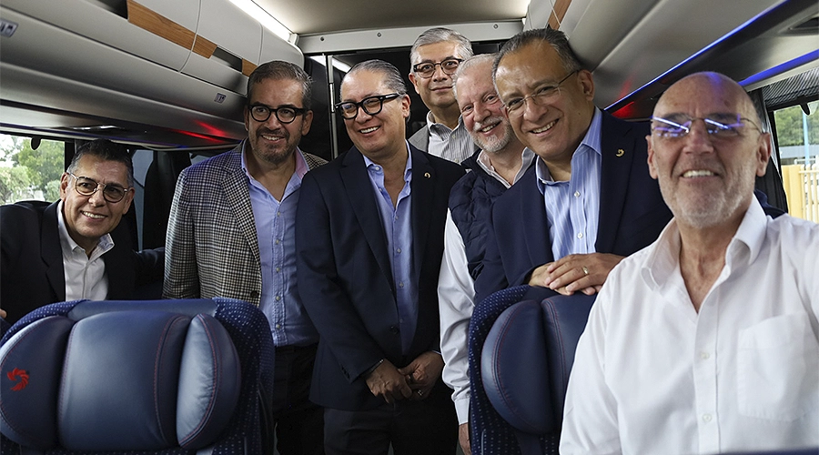 Directivos de Volvo y Flecha Amarilla en el interior del nuevo Volvo 9800
