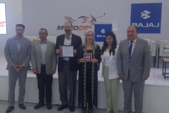 Directivos de Moto Drive, Bajaj y representantes de la Secretaría de Economía sosteniendo el certificado y la placa de Hecho en México.