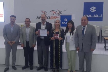 Directivos de Moto Drive, Bajaj y representantes de la Secretaría de Economía sosteniendo el certificado y la placa de Hecho en México.