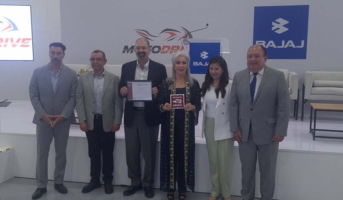 Directivos de Moto Drive, Bajaj y representantes de la Secretaría de Economía sosteniendo el certificado y la placa de Hecho en México.