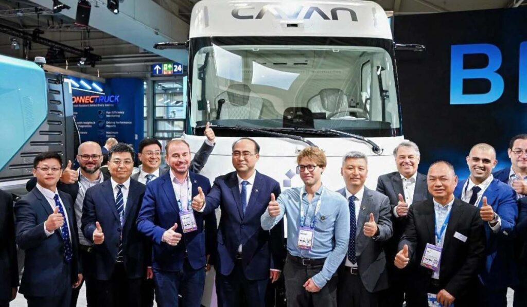 Directivos y ejecutivos de FOTON posando frente al camión pesado CAVAN BEACON durante la feria IAA Transportation 2026 en Hannover.