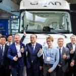 Directivos y ejecutivos de FOTON posando frente al camión pesado CAVAN BEACON durante la feria IAA Transportation 2026 en Hannover.