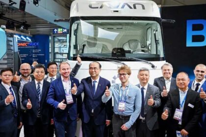 Directivos y ejecutivos de FOTON posando frente al camión pesado CAVAN BEACON durante la feria IAA Transportation 2026 en Hannover.