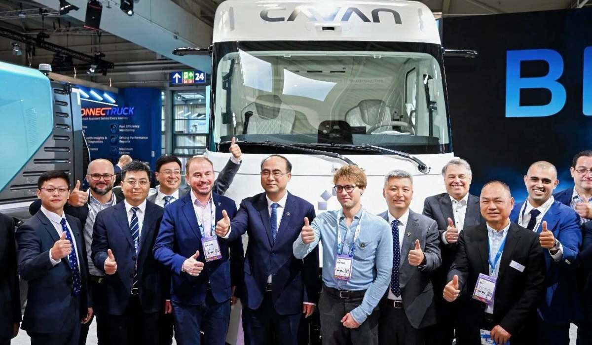 Directivos y ejecutivos de FOTON posando frente al camión pesado CAVAN BEACON durante la feria IAA Transportation 2026 en Hannover.