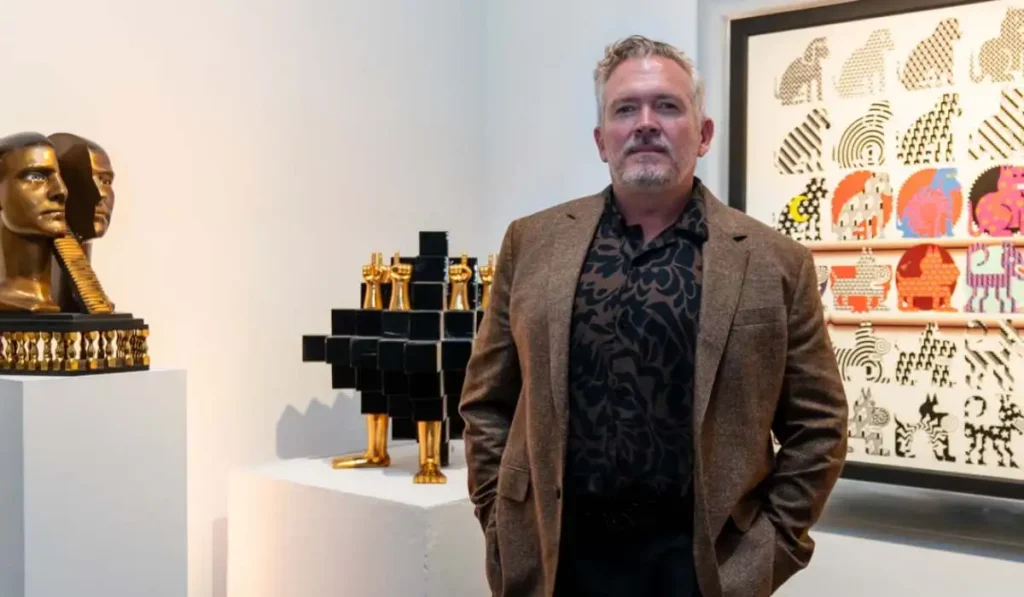 Ian Cartabiano, presidente de CALTY Design Research, de pie frente a esculturas y obras de arte durante su visita a México para presentar la visión de Lexus.