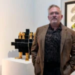 Ian Cartabiano, presidente de CALTY Design Research, de pie frente a esculturas y obras de arte durante su visita a México para presentar la visión de Lexus.