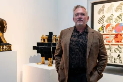 Ian Cartabiano, presidente de CALTY Design Research, de pie frente a esculturas y obras de arte durante su visita a México para presentar la visión de Lexus.