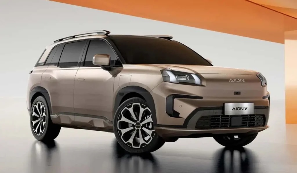 Vista frontal de la SUV eléctrica GAC AION V en color beige con detalles oscuros, exhibida en estudio.
