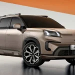 Vista frontal de la SUV eléctrica GAC AION V en color beige con detalles oscuros, exhibida en estudio.