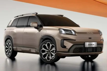 Vista frontal de la SUV eléctrica GAC AION V en color beige con detalles oscuros, exhibida en estudio.