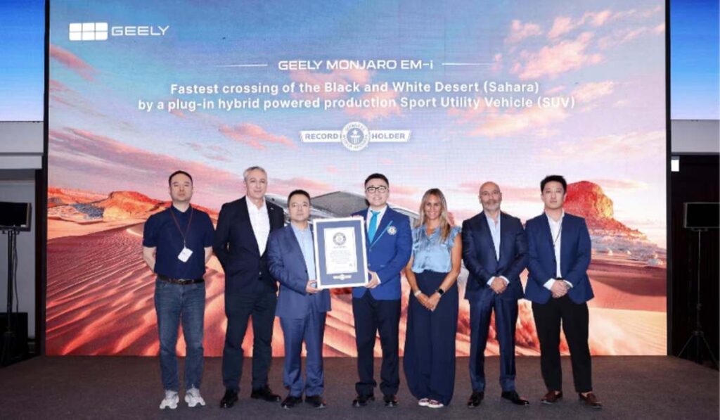 Equipo directivo de Geely sosteniendo el certificado de Guinness World Records por el récord del Monjaro EM-i en el Sahara.