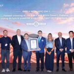 Equipo directivo de Geely sosteniendo el certificado de Guinness World Records por el récord del Monjaro EM-i en el Sahara.